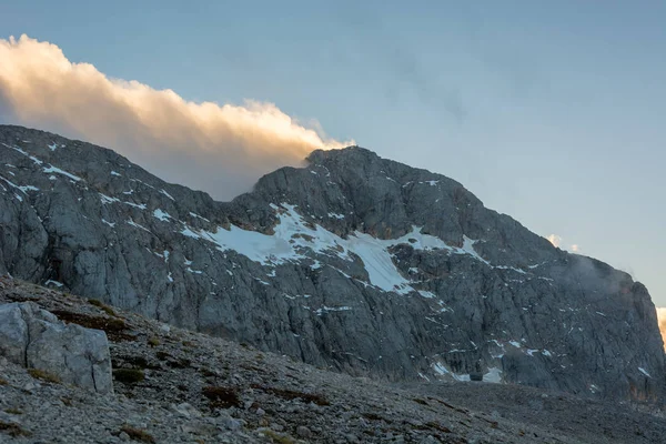 Spektakulär utsikt över bergen med kvällsmoln som rullar över toppar och åsar. — Stockfoto