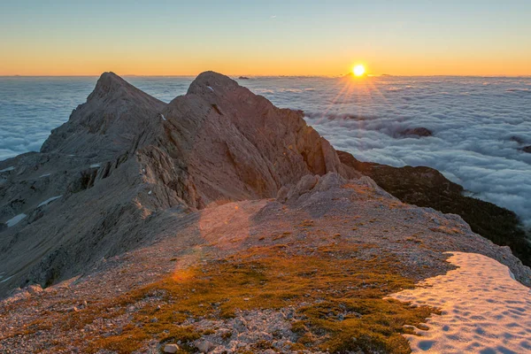 Pagi yang spektakuler panorama gunung dengan matahari terbit di atas laut awan . — Stok Foto