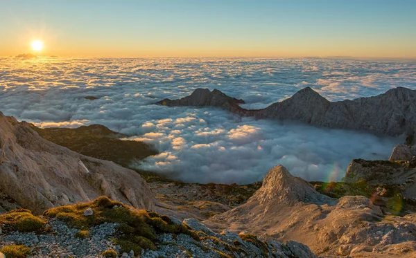 Pagi yang spektakuler panorama gunung dengan matahari terbit di atas laut awan . — Stok Foto