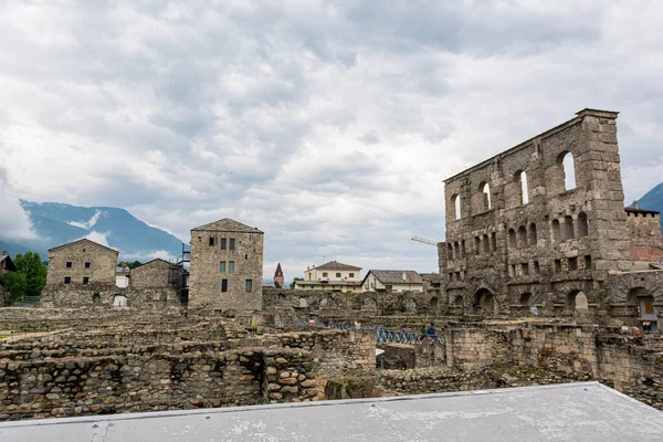 Aosta, Itália - 20 de julho de 2014: Turistas explorando antigas ruínas romanas em Aosta — Fotografia de Stock