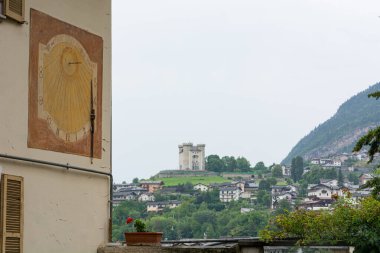 Binanın duvarına eski güneş saati çizilmiş..