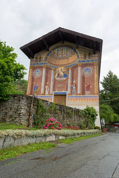 Vecchia chiesa con affreschi sorprendenti che decorano la parete . — Foto Stock