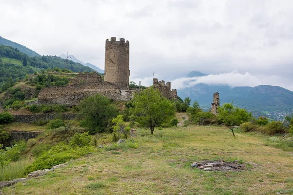 Ruinen der alten Burg auf einem Hügel über Aosta. — Stockfoto