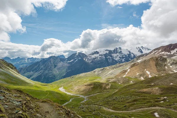 Spectaculaire panorama de montagne avec nuages couvrant le ciel . — Photo