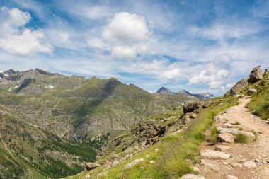Gökyüzünü kaplayan bulutlarla muhteşem dağ manzarası.