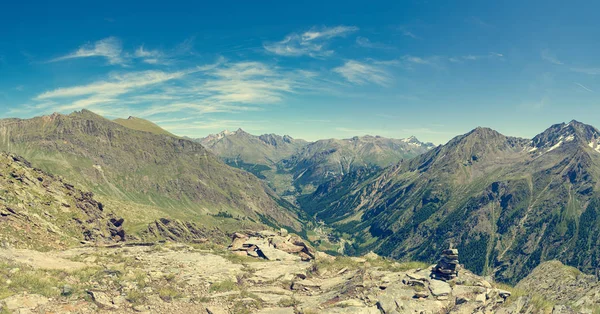 Spectacular mountain panoramic view from a hiking trail. — Stock Photo, Image