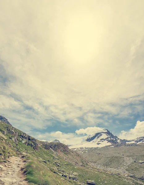 Yürüyüş parkurundan muhteşem dağ panoramik görüntüsü. — Stok fotoğraf