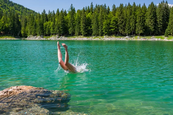 Atractiva morena saltando al lago del bosque cristalino disfrutando del verano . — Foto de Stock