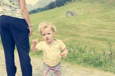 Anne ve tatlı kız dağ otlaklarını keşfediyorlar..