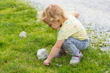 Yeşil dağ otlaklarını keşfeden tatlı sarışın kız..