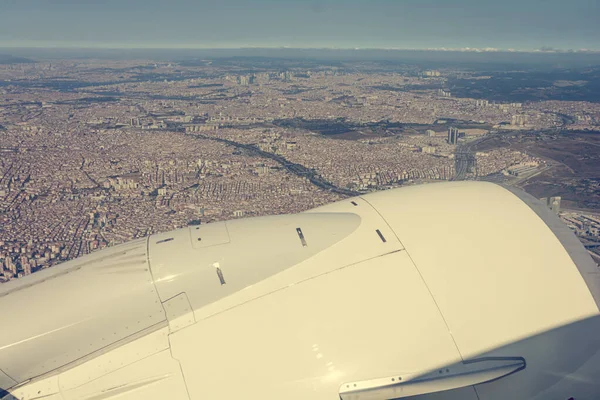 Vista a través de una ventana de pasajero de un avión . — Foto de Stock