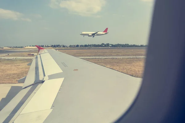 Vue du passager d'un avion de ligne à l'aéroport . — Photo