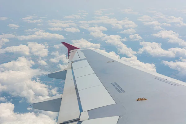 Vista del ala del avión desde el asiento del pasajero . —  Fotos de Stock