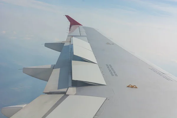 Вид крыла самолета с пассажирского сиденья . — стоковое фото
