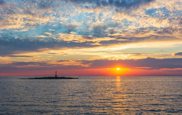 Oceano alba con piccolo faro su un'isola . — Foto Stock