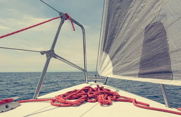 Convés de veleiro com corda vermelha empilhada enquanto navega . — Fotografia de Stock
