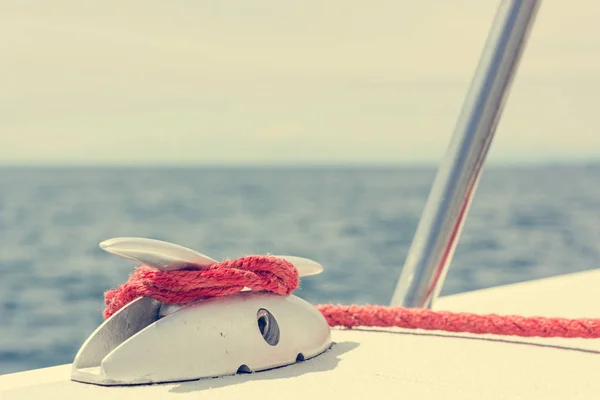 Cubierta de velero con cuerda roja apilada mientras navega . — Foto de Stock