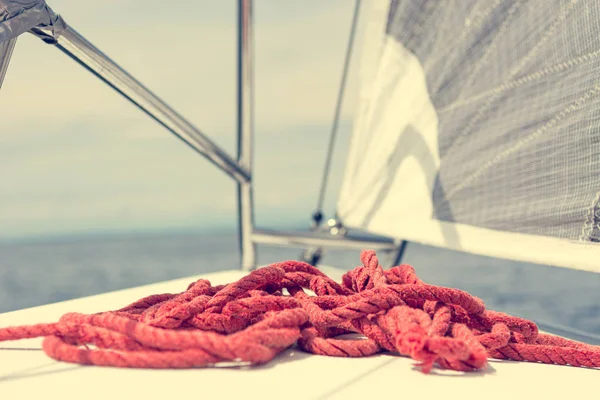 Yelkenli güvertesinde istiflenmiş kırmızı halatla.