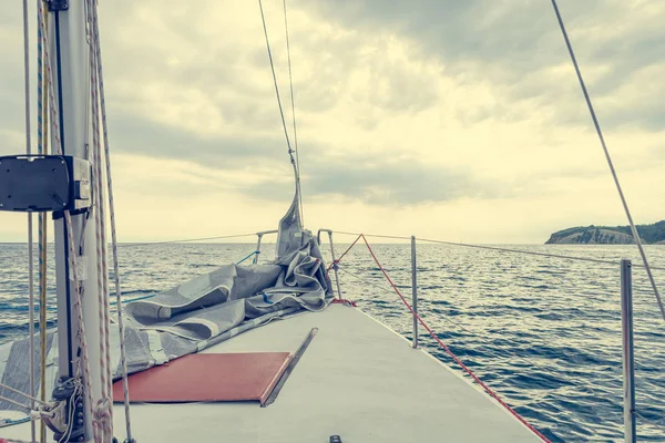 Sailing in cloudy weather - view from the deck. — 스톡 사진