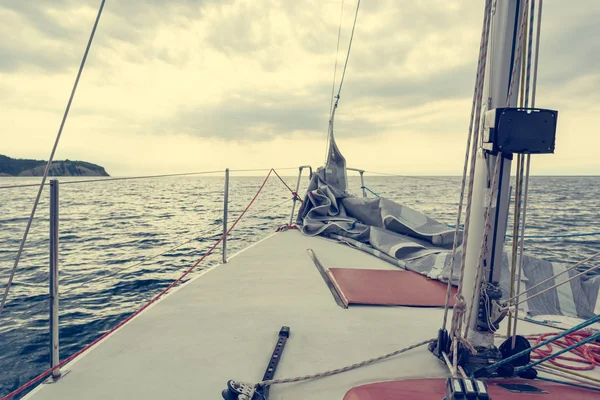 Sailing in cloudy weather - view from the deck. — 스톡 사진