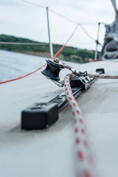 Guincho de mão em um veleiro enquanto navega . — Fotografia de Stock