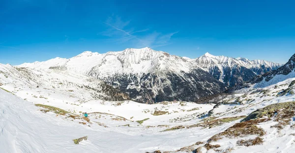 Espectacular panorama montañoso invernal alto en los alpes austriacos . — Foto de Stock