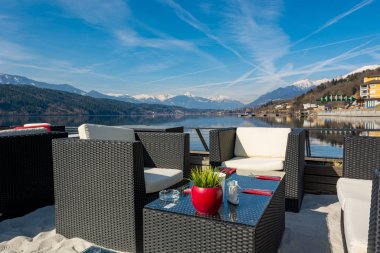 Görkemli dağ manzaralı lüks göl tatil köyü.