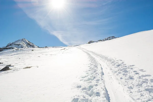 Spektakulär vinter bergsutsikt med skidspår uppför en sluttning. — Stockfoto