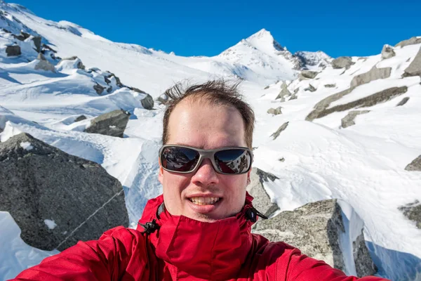 Erkek dağcılık dağlarda selfie çekiyor.. — Stok fotoğraf
