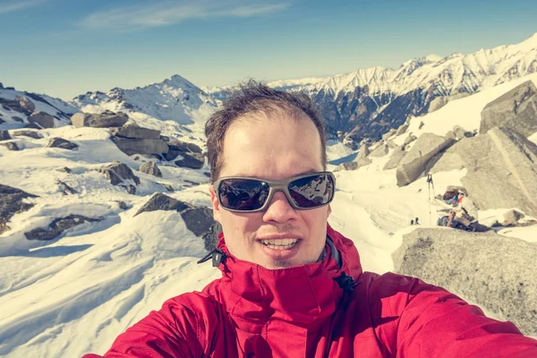 Alpinisme masculin prenant un selfie haut dans les montagnes . — Photo