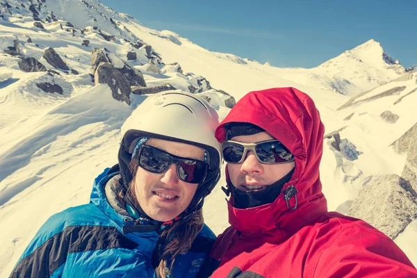 Couple heureux posant sur un voyage de ski à la montagne . — Photo