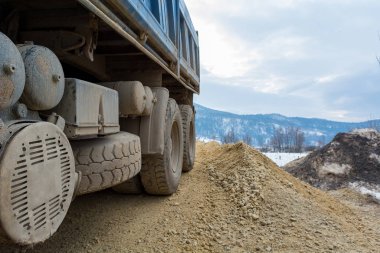 Park halindeki bir inşaat kamyonunun olay yeri görüntüsü..