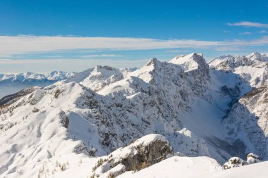 Karla kaplı yamaçlarıyla muhteşem bir kış manzarası..