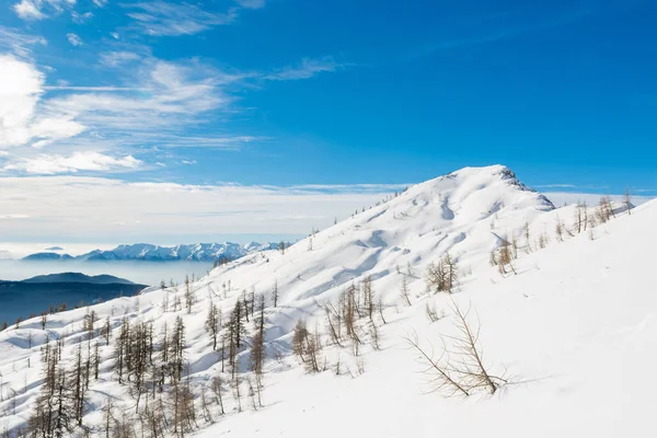 Spectacular winter mountain panorama with snow covered slopes. — Stock Photo, Image