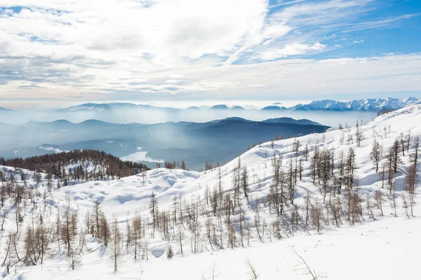 Spectacular winter mountain panorama with snow covered slopes. — Stock Photo, Image