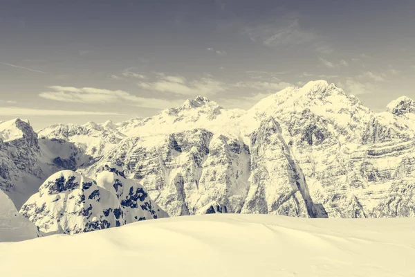 雪に覆われた斜面を持つ壮大な冬の山のパノラマ. — ストック写真