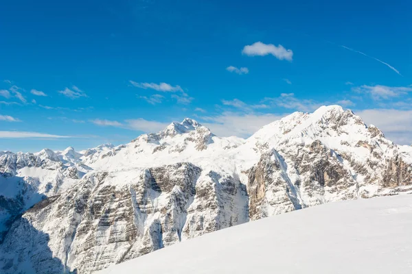 Spectaculaire winter bergpanorama met besneeuwde pistes. — Stockfoto