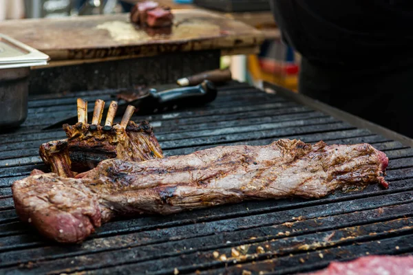 Delicioso pedazo de carne, striploin en una barbacoa de carbón . —  Fotos de Stock