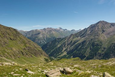 Gran Paradiso Doğal Parkı 'nın muhteşem dağ manzarasında yürüyüş yapmak.