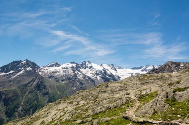 Gran Paradiso Doğal Parkı 'nın muhteşem dağ manzarasında yürüyüş yapmak.