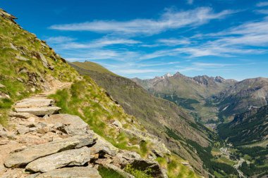 Gran Paradiso Doğal Parkı 'nın muhteşem dağ manzarasında yürüyüş yapmak.