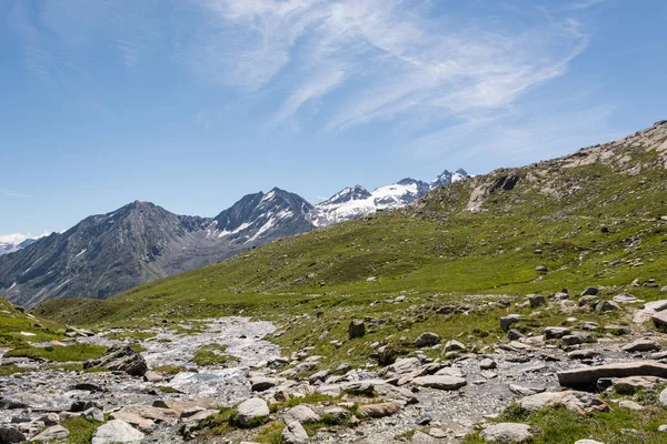 Glacier water spilling across mountain valley forming many streams. — Stock Photo, Image