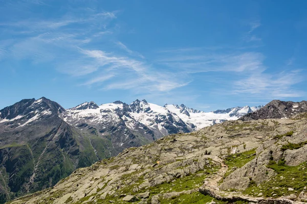 Randonnée pédestre à travers les paysages montagneux spectaculaires du Parc Naturel Gran Paradiso . — Photo