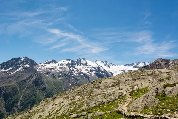 Hiking through spectacular mountain landscape of Gran Paradiso Natural Park. — Stock Photo, Image