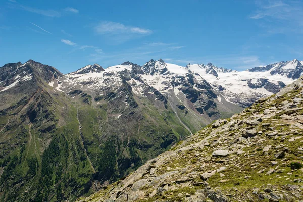 Hiking through spectacular mountain landscape of Gran Paradiso Natural Park. — Stock Photo, Image