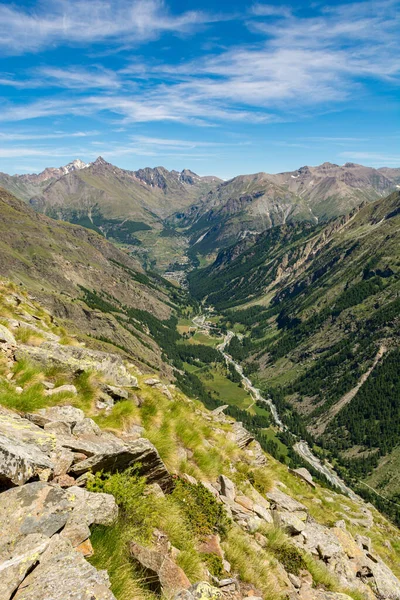 グランパラディソ自然公園の壮大な山の風景をハイキング. — ストック写真