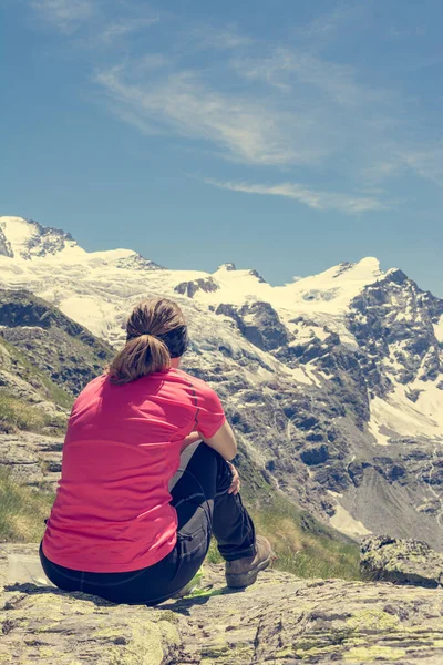 Bakifrån av attraktiv brunett meditera i pittoreska berg. — Stockfoto