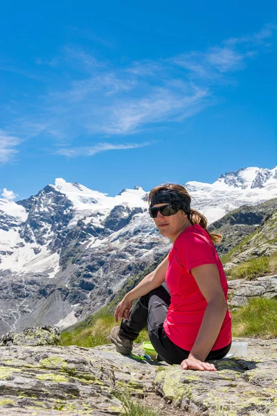 Resimli dağlarda meditasyon yapan çekici esmer kadının arkadan görünüşü. — Stok fotoğraf