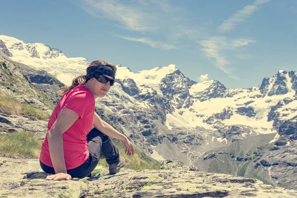 Bakifrån av attraktiv brunett meditera i pittoreska berg. — Stockfoto