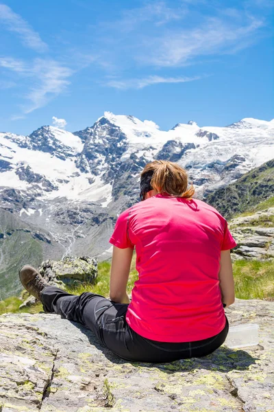 Вид сзади на привлекательную брюнетку, медитирующую в живописных горах . — стоковое фото